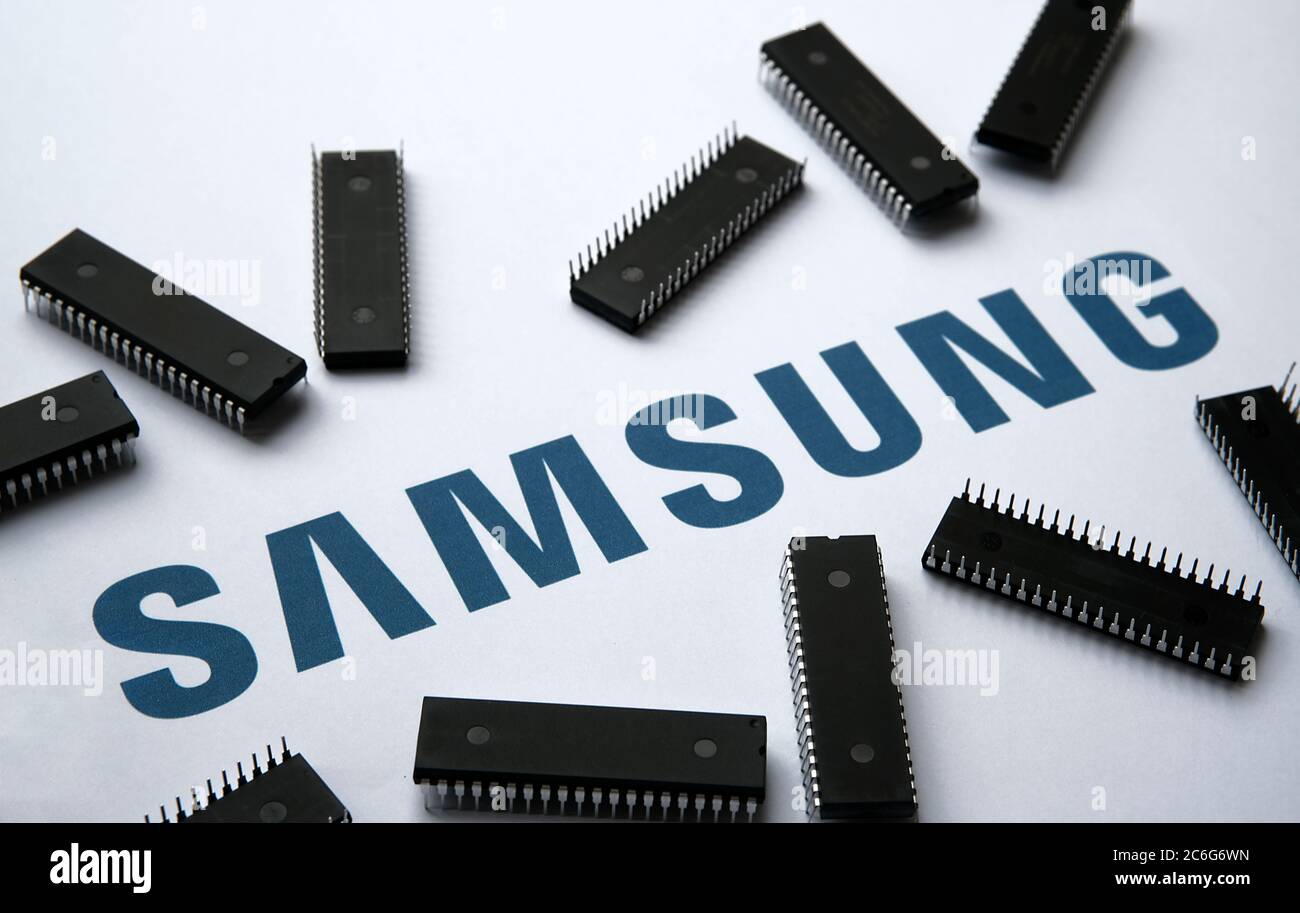 Stone / Regno Unito - 9 luglio 2020: Logo Samsung sul documento stampato e grandi microchip collocati intorno. Messa a fuoco selettiva. Foto Stock
