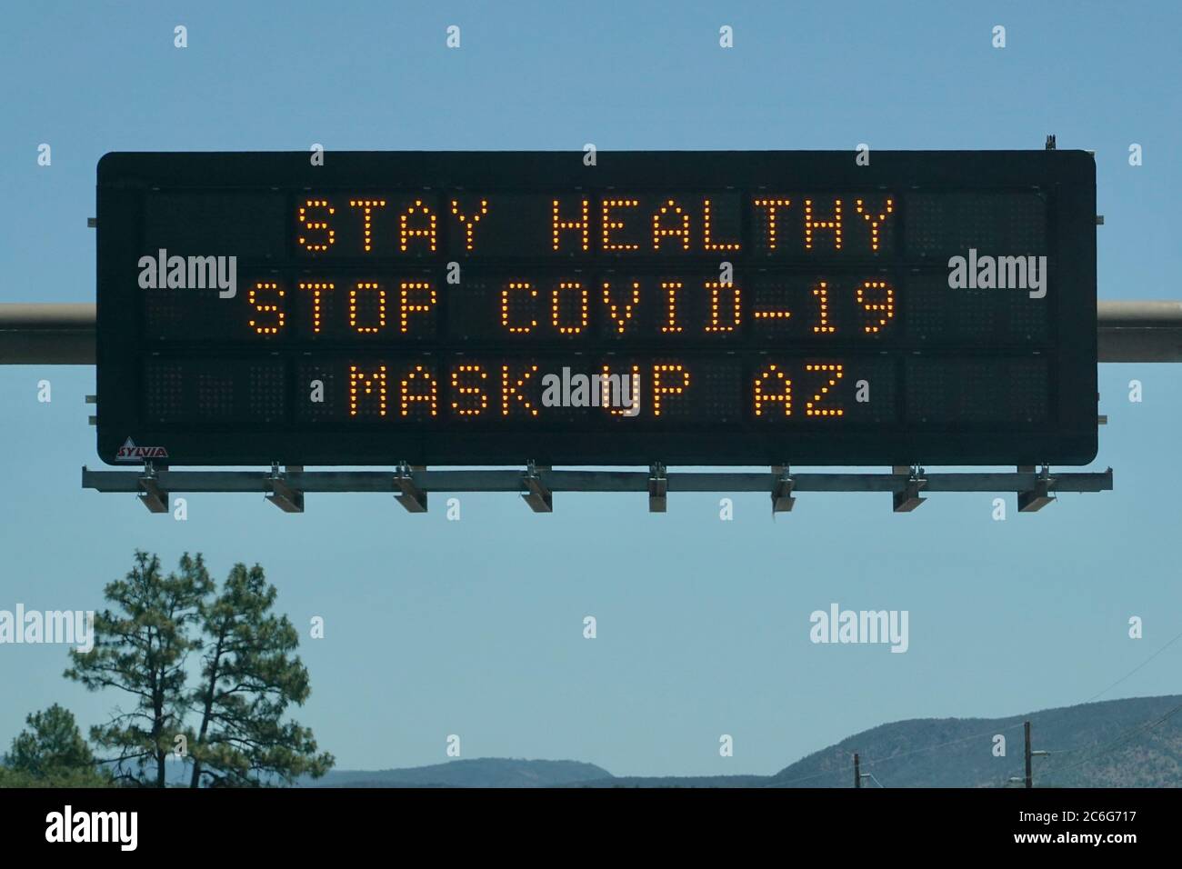 I cartelli stradali sull'autostrada mostrano la consapevolezza e gli avvertimenti per la pandemia COVID-19. Foto Stock