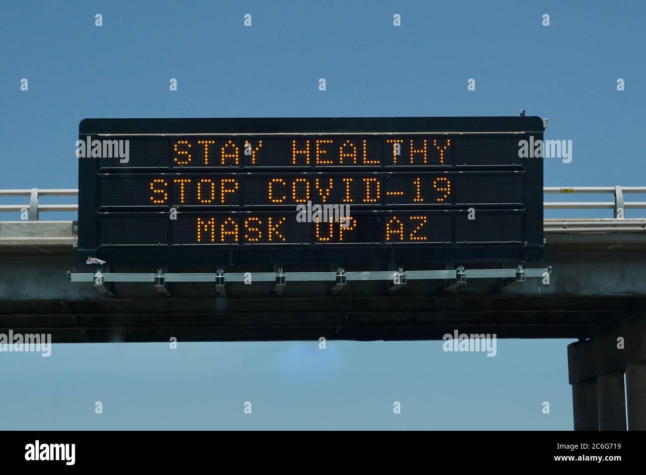 I cartelli stradali sull'autostrada mostrano la consapevolezza e gli avvertimenti per la pandemia COVID-19. Foto Stock