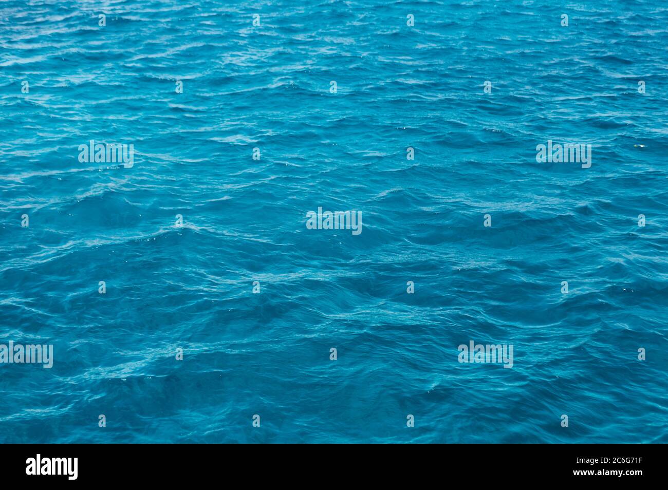 Onde blu del Mar Rosso. Andamento delle onde del mare. Sfondo delle onde blu. Foto Stock