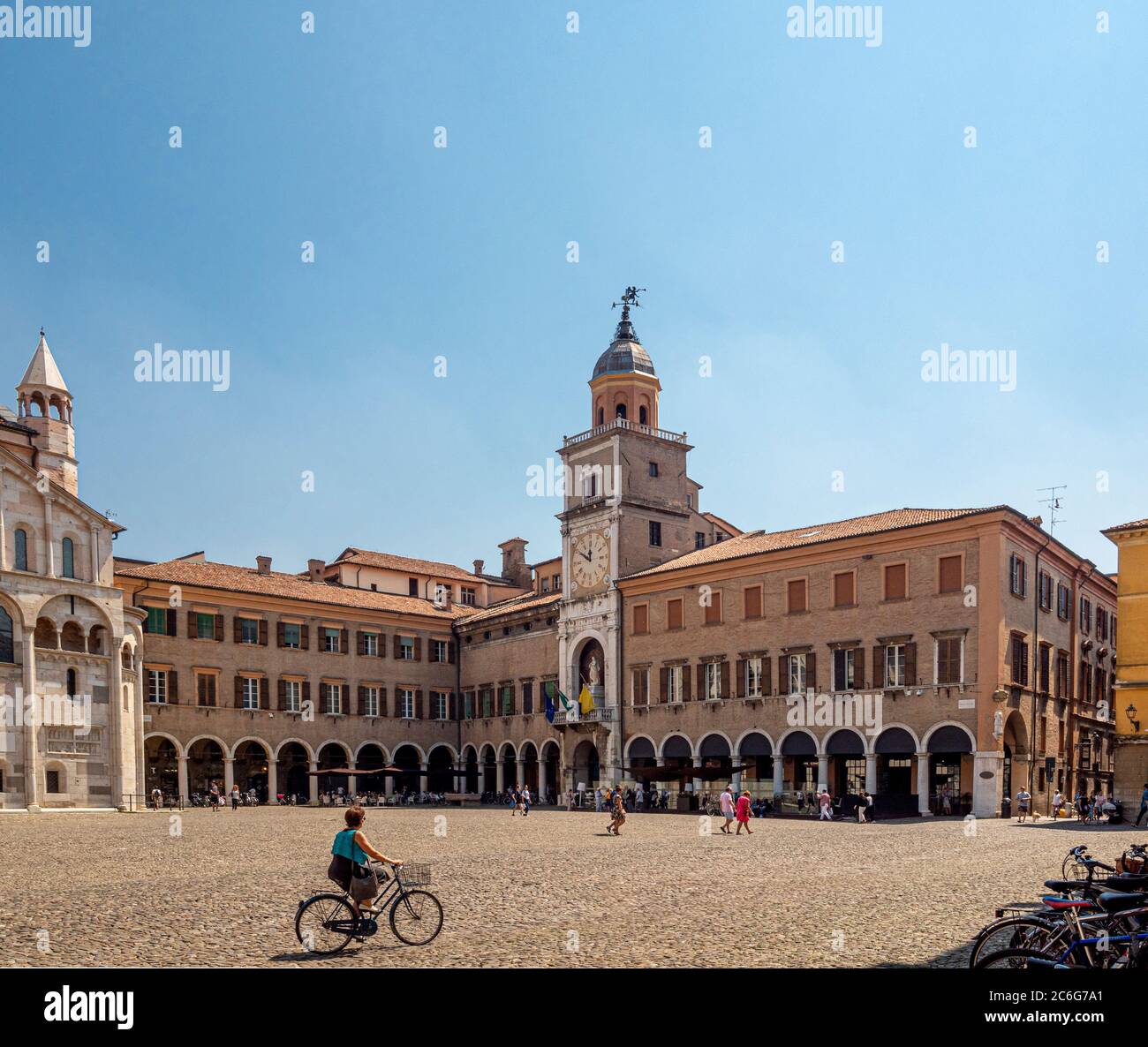 Cattedrale di Modena con Acetaia Comunale vista da Piazza Grande. Modena, Italia. Foto Stock