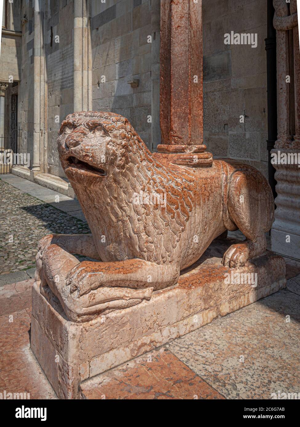 Leone in marmo scolpito sulla porta Regia, conosciuta anche come porta reale. Cattedrale di Modena. Italia. Foto Stock