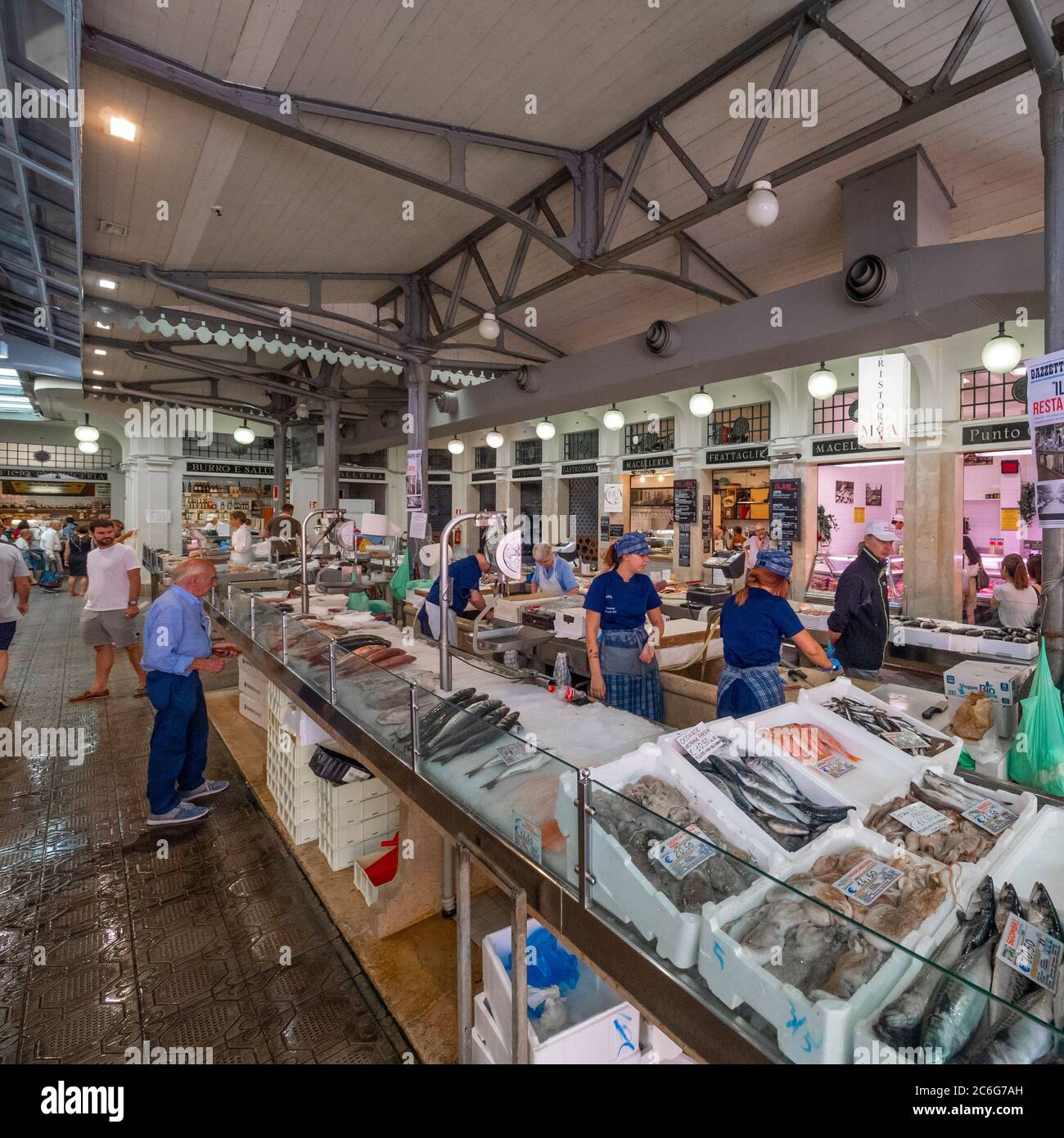 Bancarelle di pesce al mercato Albinelli, Modena, Italia. Foto Stock