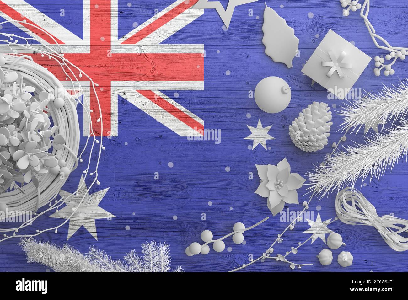 Bandiera australiana su tavola di legno con oggetti neve. Natale e Capodanno, celebrazione nazionale concetto con decorazioni bianche. Foto Stock