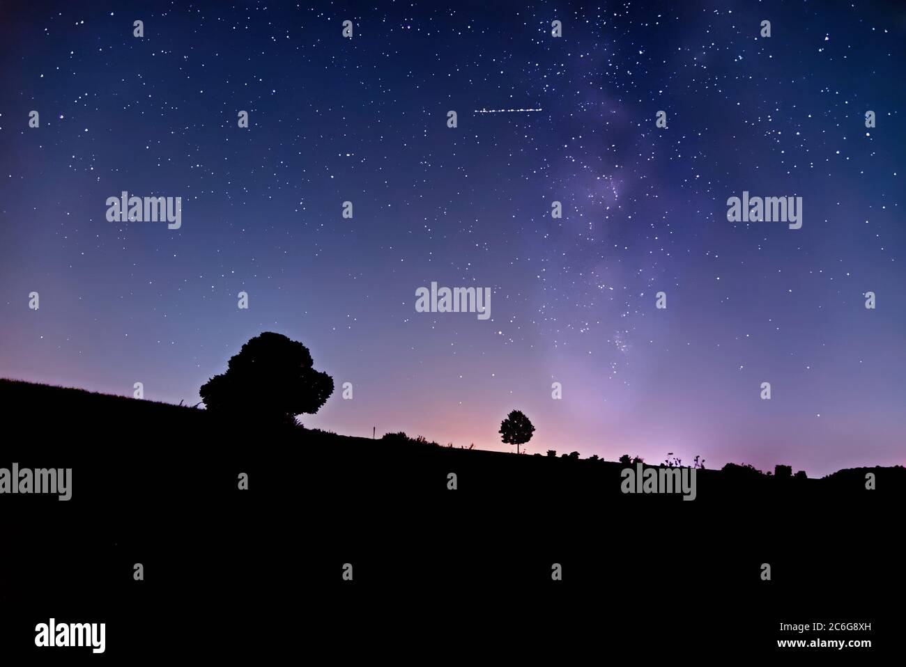 Milky Way Galaxy in Starry Night Sky e Landscape Silhouettes, Alb Svevo, Germania, Europa Foto Stock