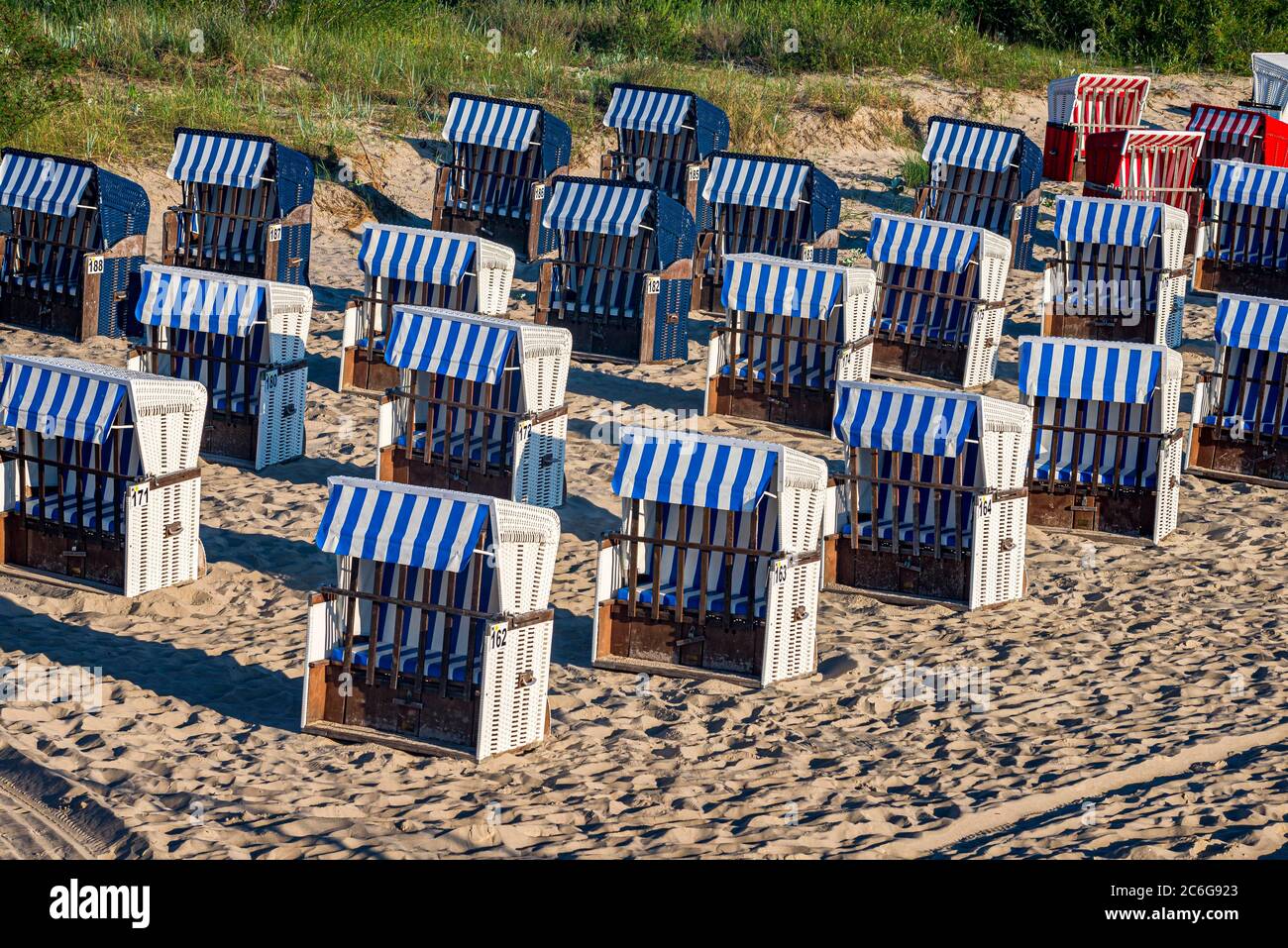 Sedie da spiaggia vuote, Mar Baltico, Isola di Usedom, Meclemburgo-Pomerania occidentale, Germania Foto Stock