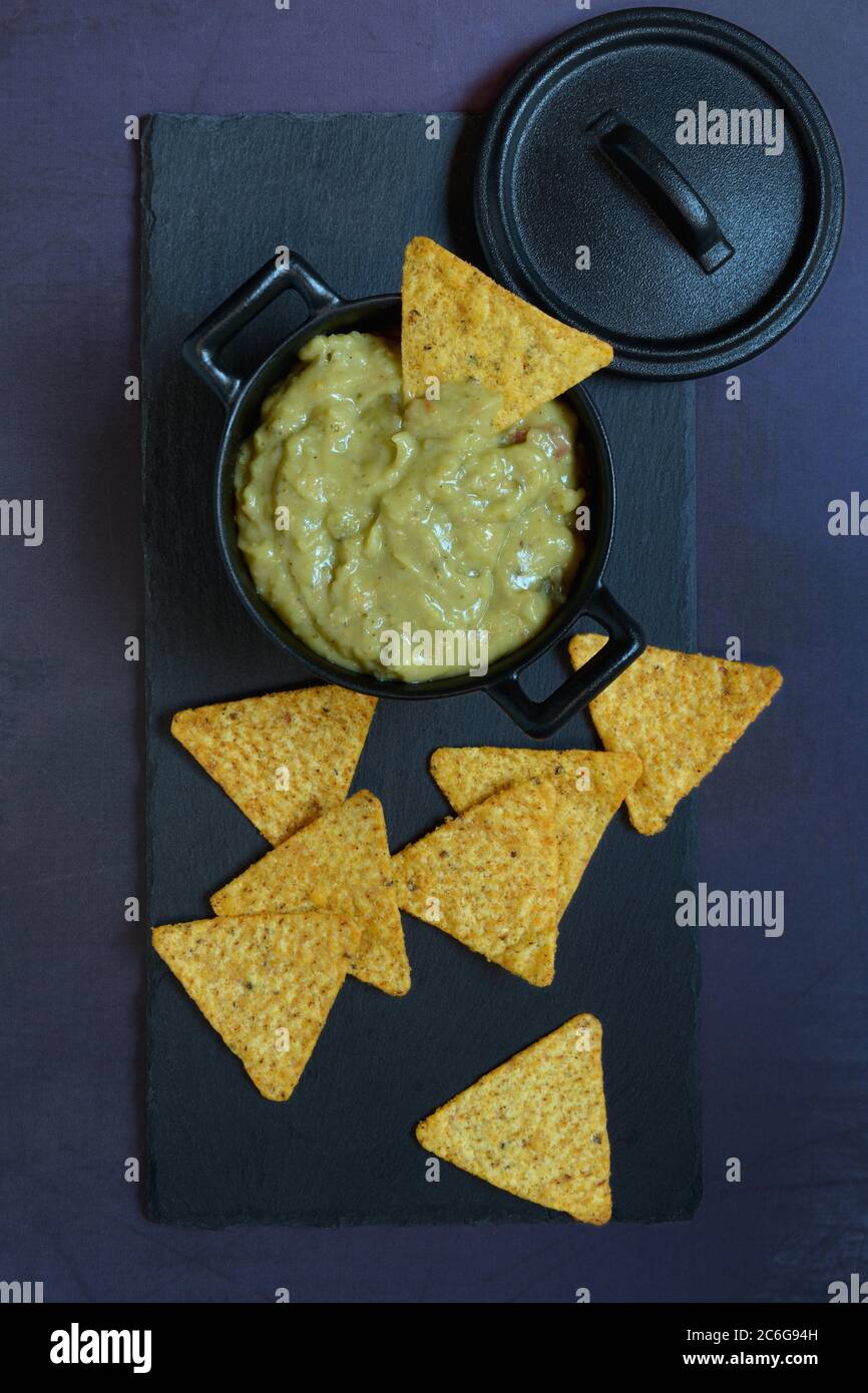 Guacamole in pentola e tortilla chips Foto Stock