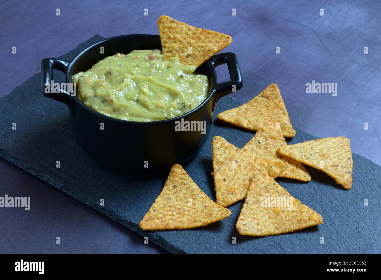 Guacamole in patatine di vasino e tortilla, Germania Foto Stock