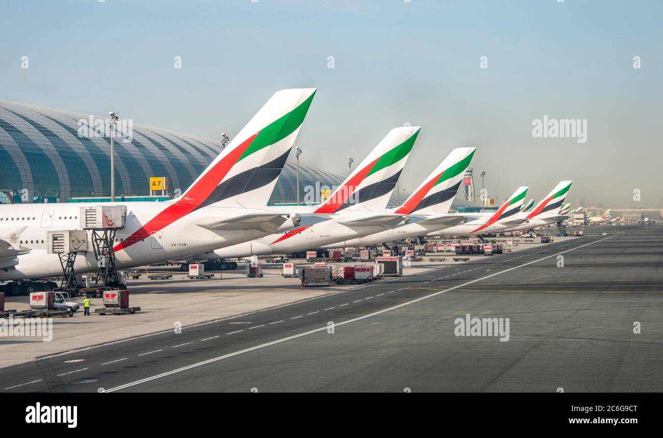 Unità di coda di diversi Airbus A380 della compagnia aerea Emirates, aeromobili allineati al terminal, Dubai Airport, Dubai, Emirati Arabi Uniti Foto Stock
