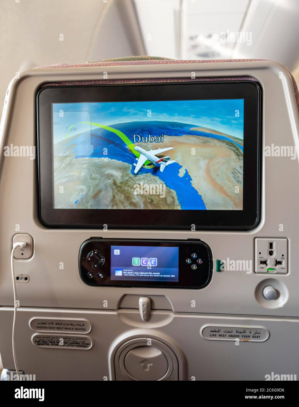 Schermo che mostra la posizione del volo Dubai sullo schienale in aereo, Emirates Airline, vista interna, Dubai, Emirati Arabi Uniti Foto Stock