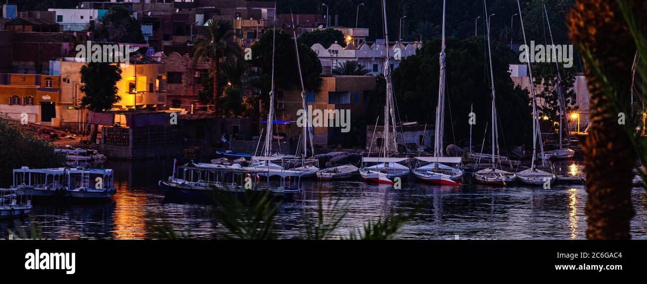 Ormeggiata Felucche, sull'isola Elefantina e sul fiume Nilo al tramonto Foto Stock