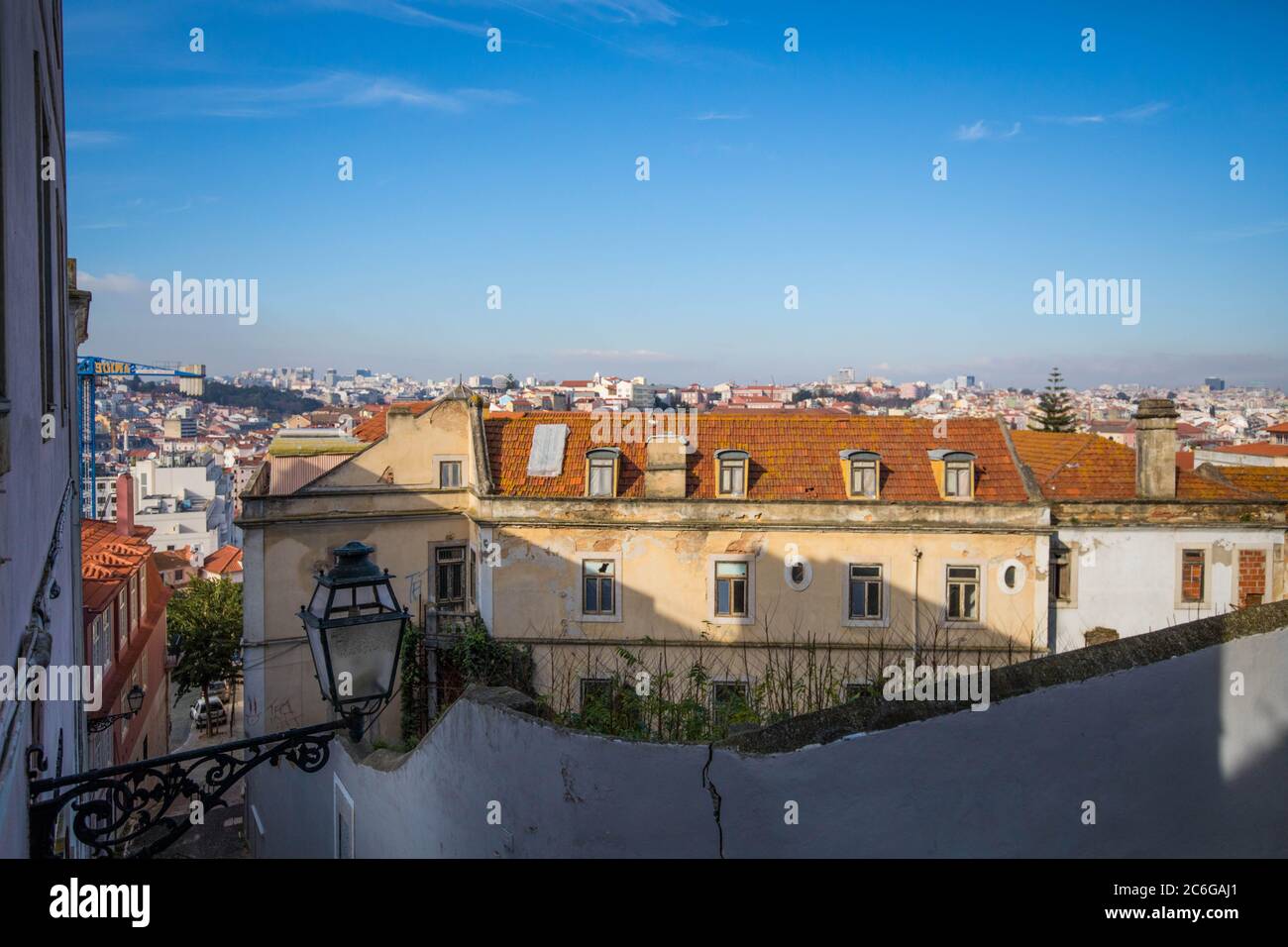 Vista sulla strada nel quartiere Alfama di Lisbona Foto Stock