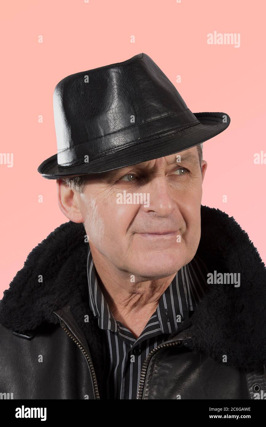 Uomo anziano che indossa cappello in pelle, giacca Foto Stock