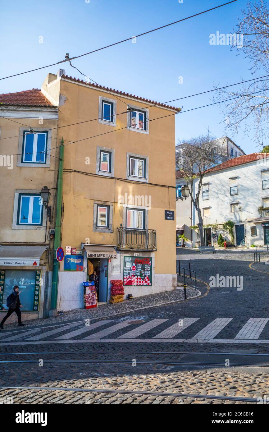 Vista sulla strada di Lisbona nel quartiere di Alfama Foto Stock