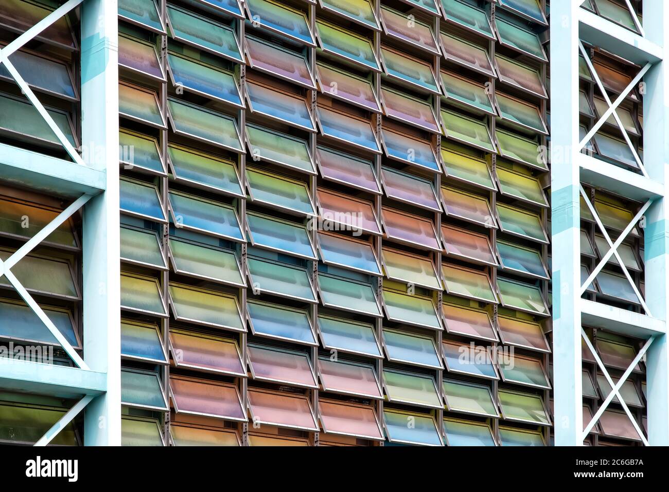 Facciata di un garage con finestre colorate per aprire nel centro di Berlino, Germania Foto Stock