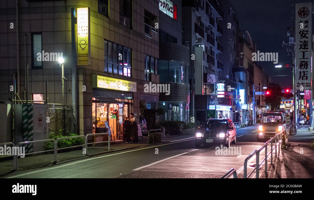 Vista di Shimokitazawa Street di notte, Tokyo, Giappone Foto Stock