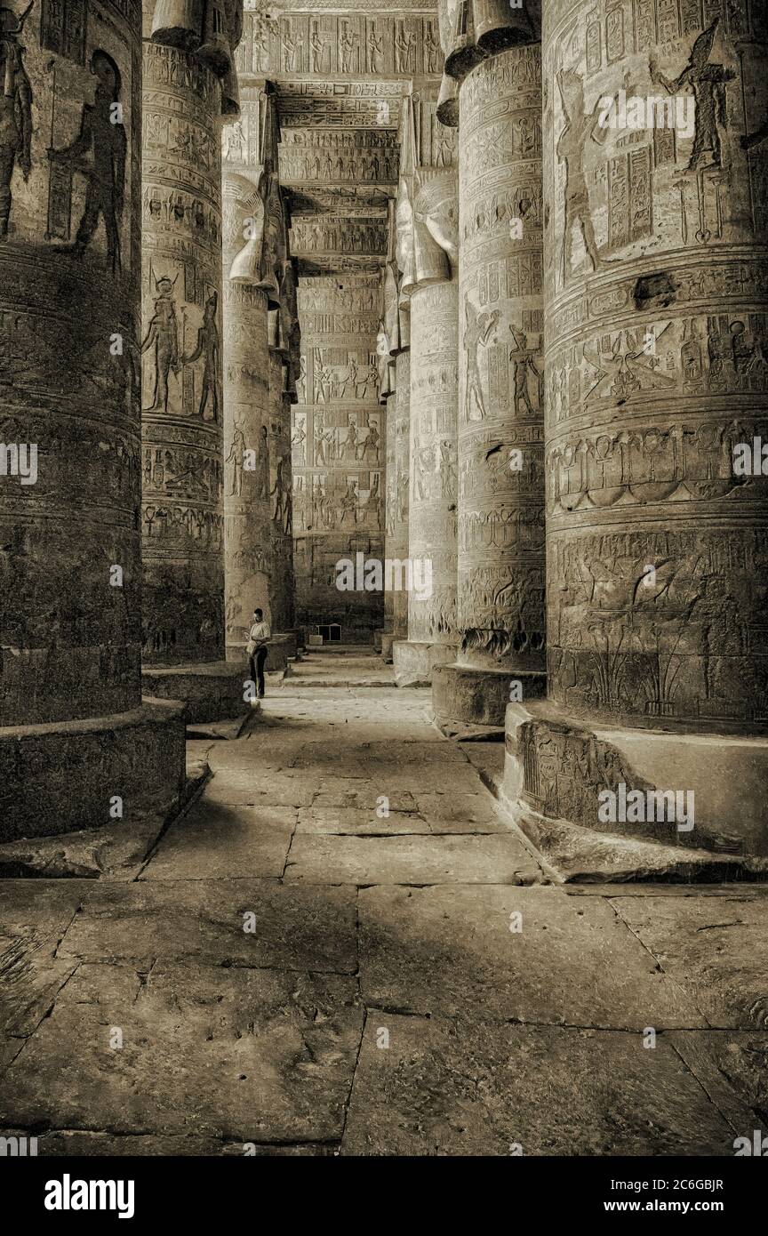 Si trova accanto alle enormi colonne della Sala dell'Ipotstile nel Tempio di Hathor al complesso del Tempio di Dendera Foto Stock