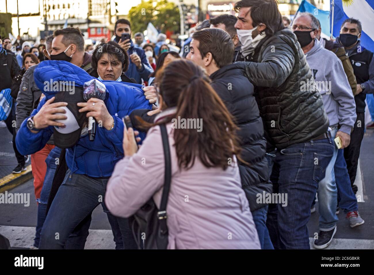 9 luglio 2020, Buenos Aires, capitale federale, Argentina: Nonostante i tentativi di alcuni manifestanti di evitare aggressioni contro il giornalista e youtuber Ezequiel Guazzora e contro il camion all'aperto del canale di notizie C5N, un altro grande gruppo di violenti manifestanti ha attaccato i giornalisti nel bel mezzo della manifestazione anti-quarantena ''Banderazo Federal'', Nell'Obelisco della Città di Buenos Aires e contro il Governo del Presidente Alberto Fernandez. Foto Stock