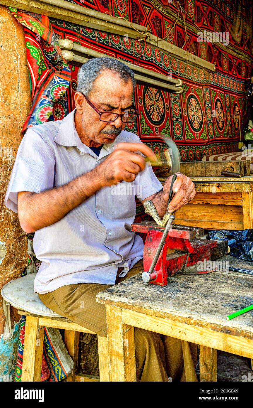 Lavorazione del metallo Artigianato al lavoro nel suo laboratorio al mercato Khan El Khalili al Cairo Foto Stock