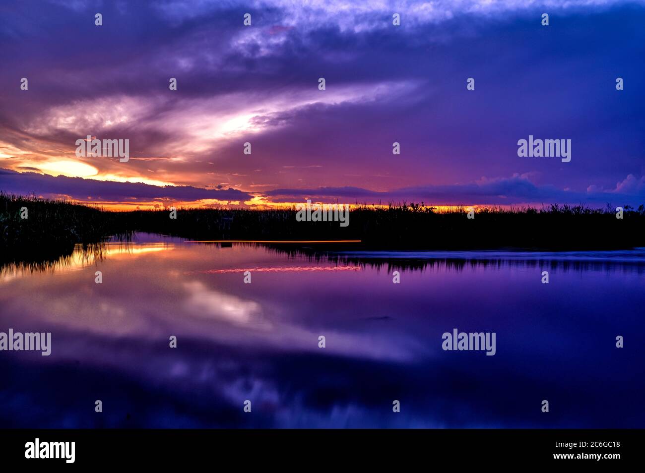 Giro in barca lento nella riserva naturale Arthur R. Marshall al tramonto Foto Stock