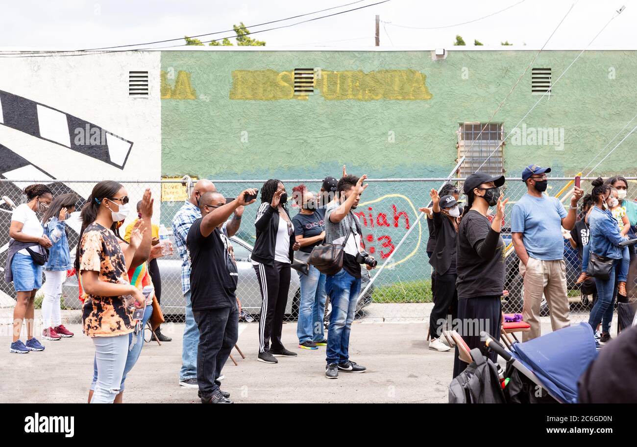 Manifestanti che hanno firmato a Black Lives materia protesta o Rally Foto Stock