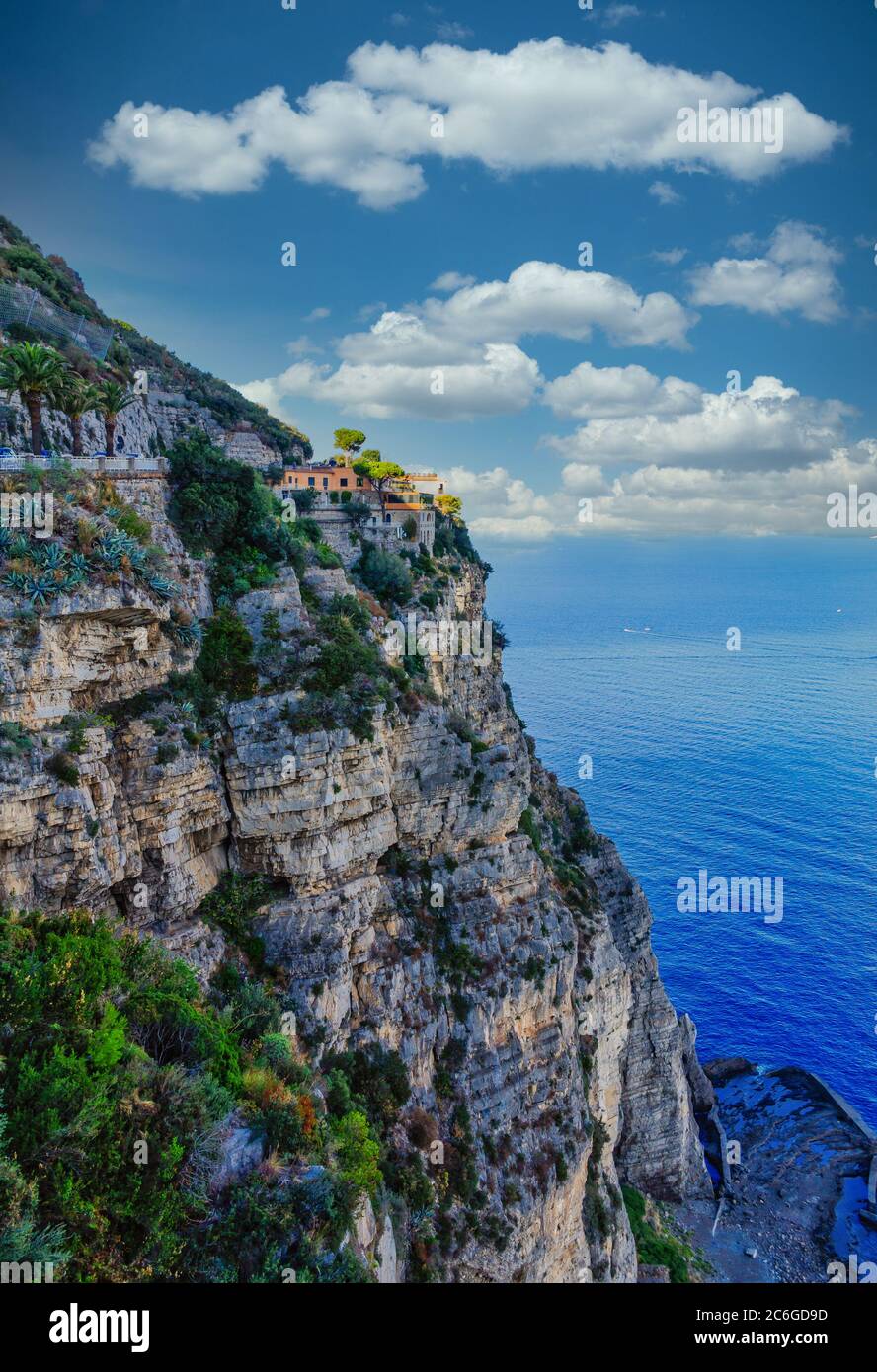 Villa italiana sulle scogliere che si affacciano sulla Costiera Amalfitana Foto Stock