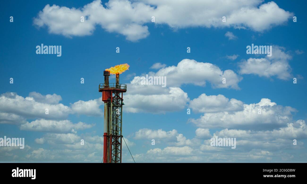 Petrolio che brucia sulla Torre Rig Foto Stock