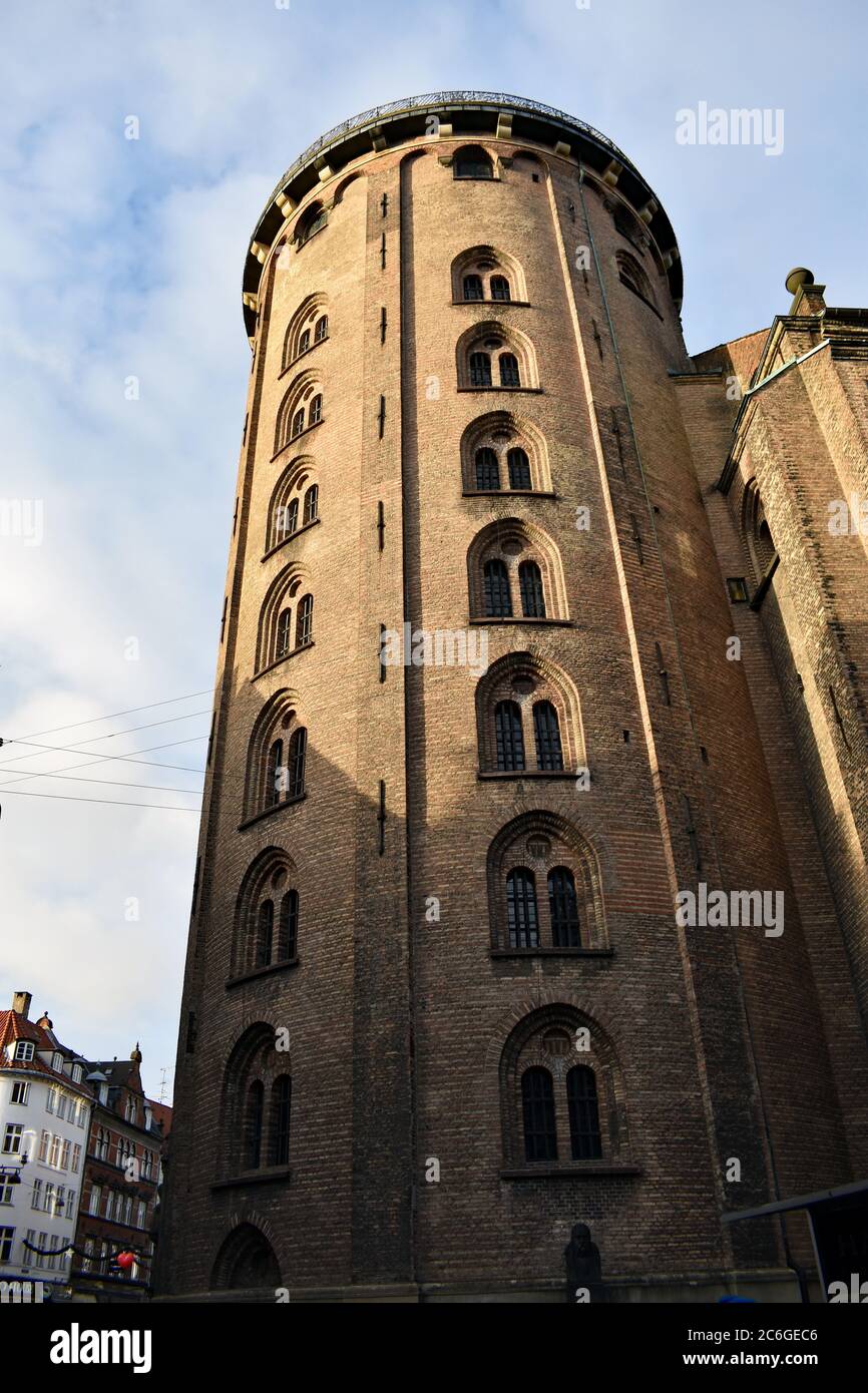 La Torre rotonda nel centro di Copenhagen. Una torre di osservazione cilindrica. Finestre ad arco sono posizionate in una linea fino alla lunghezza della torre. Foto Stock