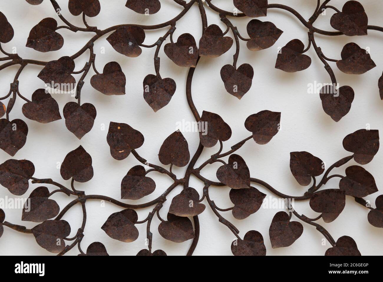 oggetto decorativo con struttura a forma di cuore in metallo arrugginito Foto Stock