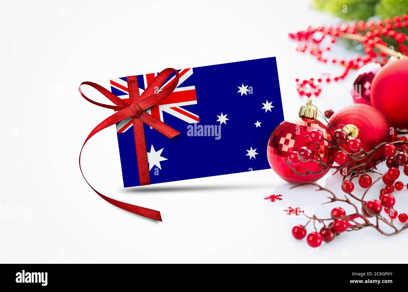 Bandiera australiana su carta di invito di Capodanno con ornamenti rossi di natale concetto. Nazionale felice anno nuovo composizione. Foto Stock