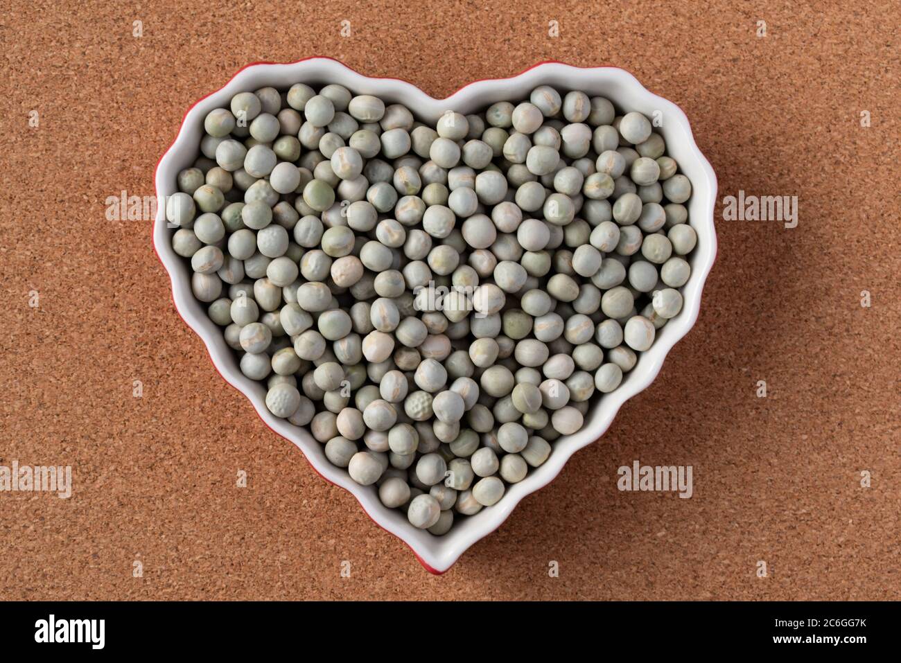 Piselli asciutti a forma di cuore Foto Stock