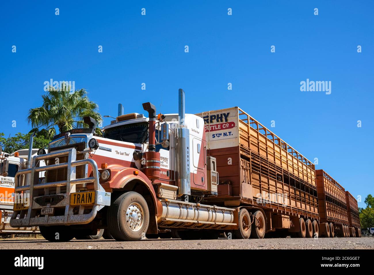 Un camion del treno di Kenworth Road parcheggiato sul lato della strada nel territorio del Nord dell'Australia. Foto Stock