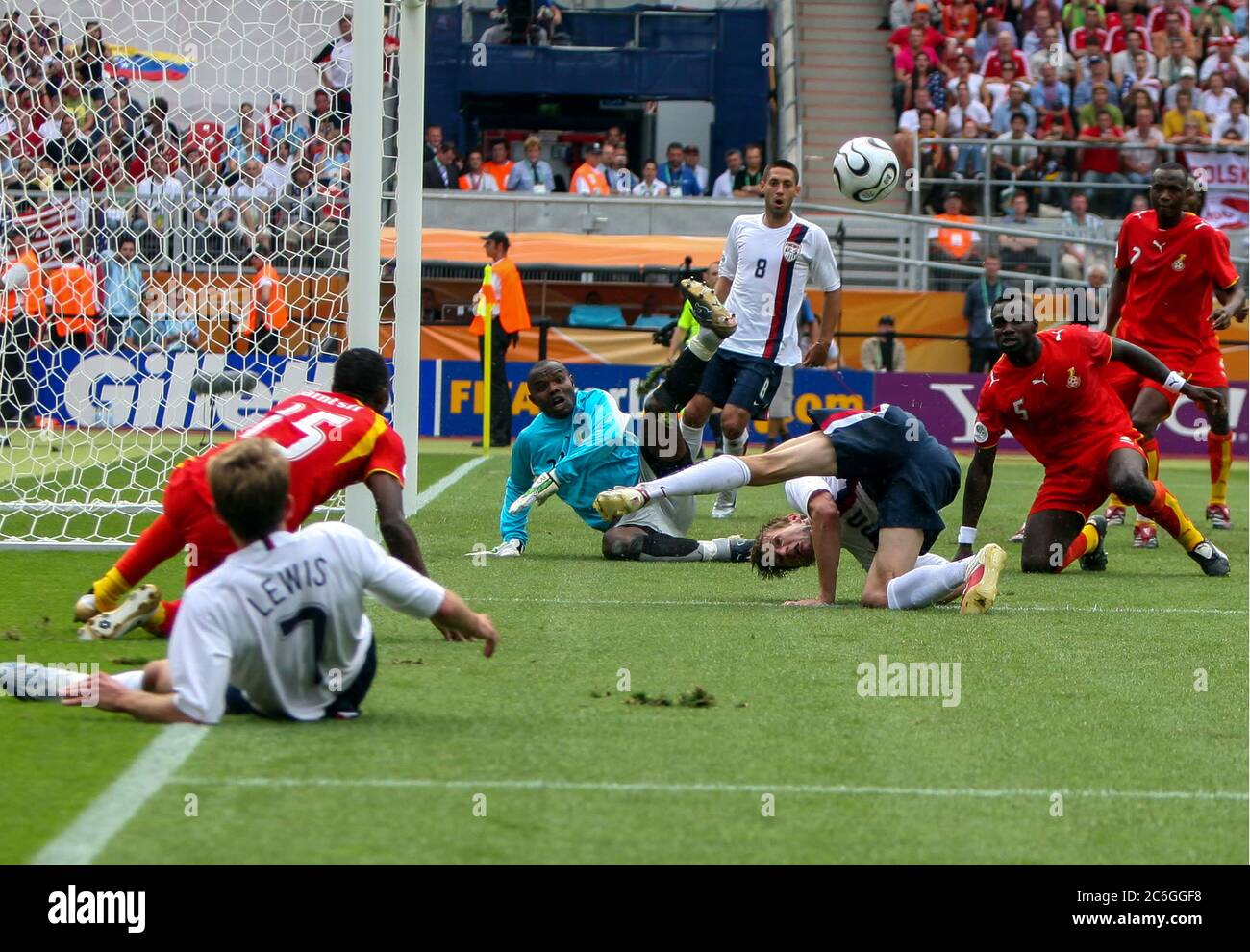 Azione folle durante una partita di Coppa del mondo tra gli Stati Uniti e il Ghana durante la Coppa del mondo FIFA 2006 Foto Stock