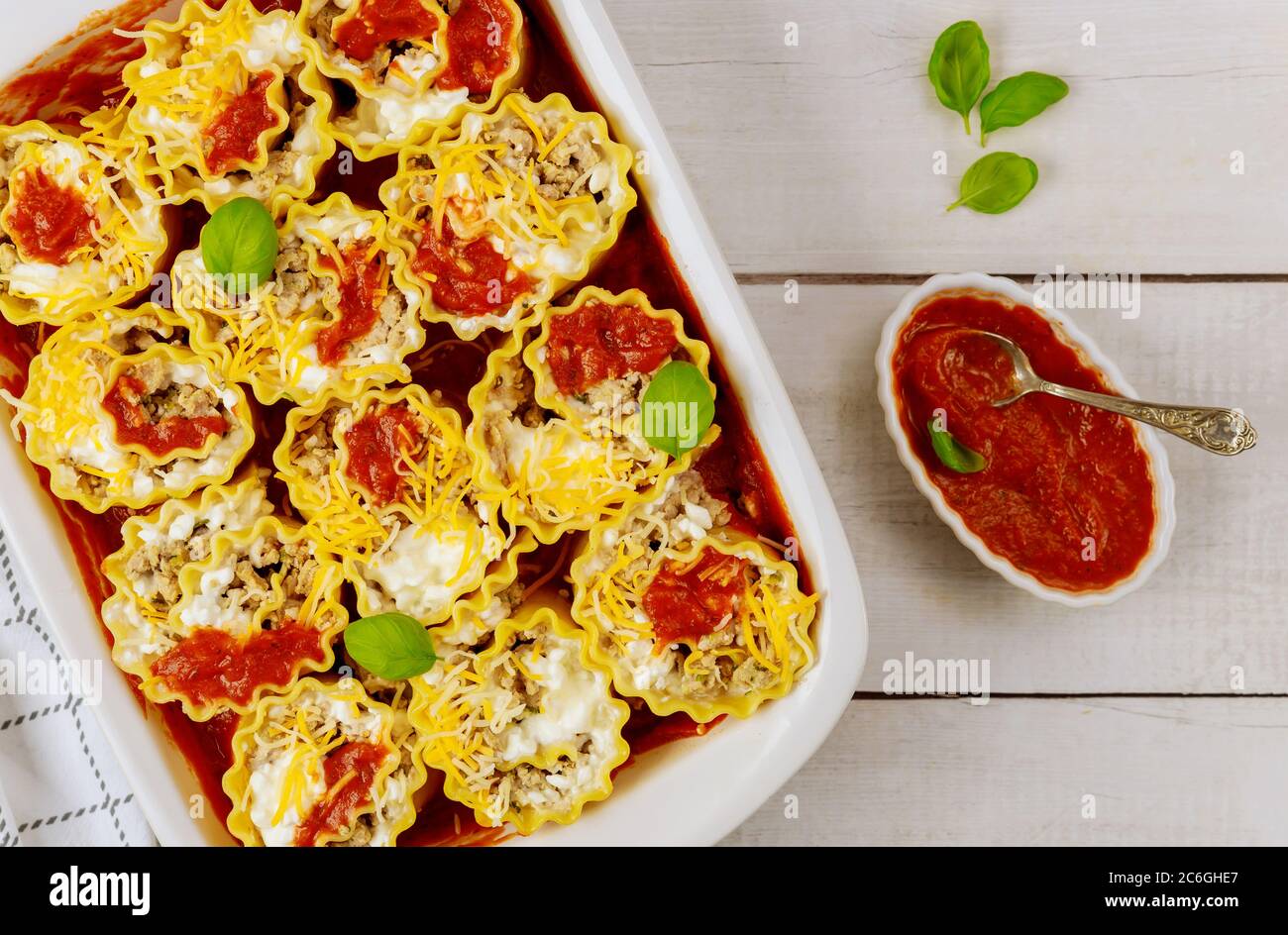 Lasagne italiane con pomodoro, ricotta e manzo macinato. Primo piano. Foto Stock