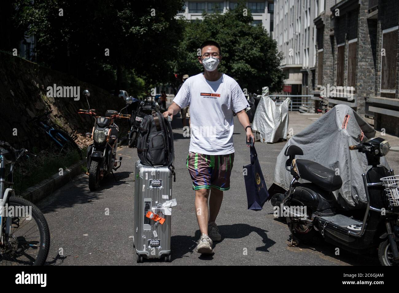 Il primo gruppo di studenti è visto tornare al campus e riprendere la vita studentesca all'Università di Wuhan, Wuhan città, Cina centrale, provincia di Hubei, 8 Foto Stock