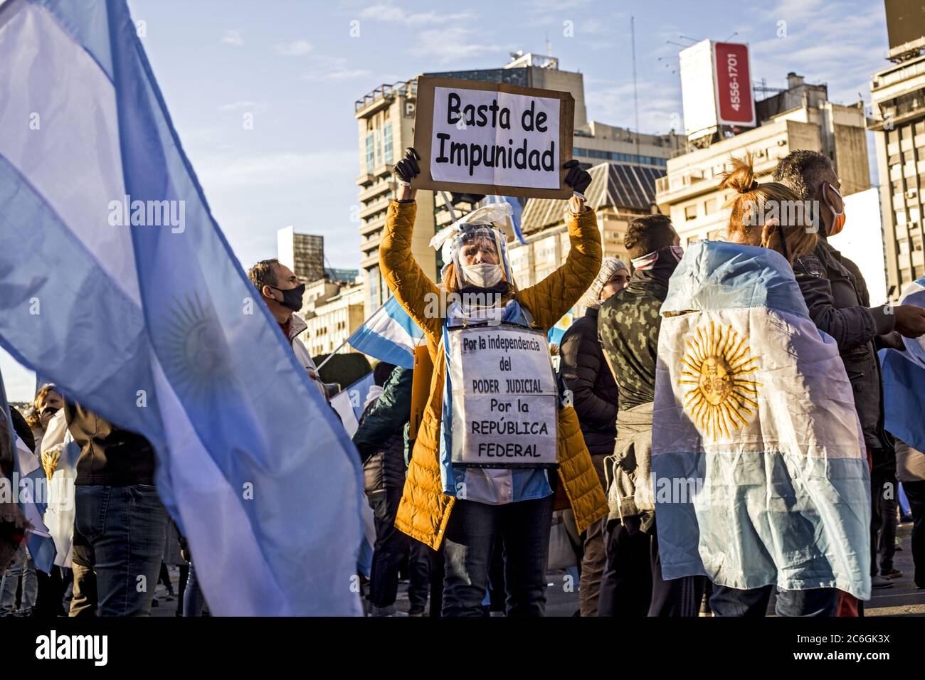 9 luglio 2020, Buenos Aires, capitale federale, Argentina: Dimostrazione anti-quarantena chiamata ''Banderazo'' il giorno dell'indipendenza argentina e al culmine delle infezioni da coronavirus. Dopo che l'ex presidente Mauricio Macri ha affermato che il governo Alberto FernÃ¡ndez sta cercando di ''progredire sulle libertà'' degli argentini, i manifestanti legati all'ex presidente, hanno messo in scena i cosiddetti ''banderazos' e ''honks'' con varie richieste, respingendo il governo nazionale. Foto Stock