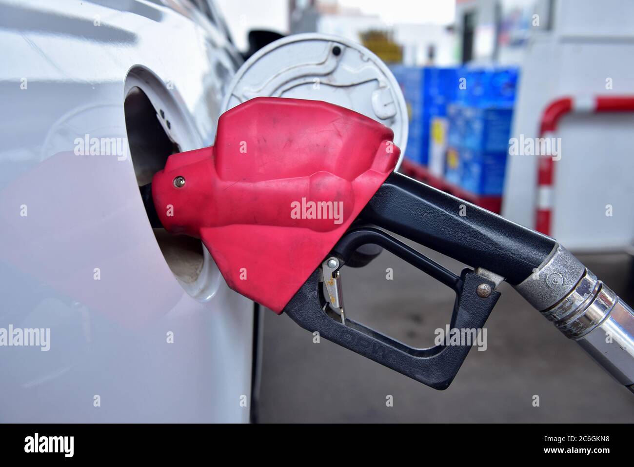 Un lavoratore sta aggiungendo petrolio ad un'automobile ad una stazione di benzina in città di Shijiazhuang, provincia di Shijiazhuang della Cina del nord, 28 giugno 2020. I prezzi del petrolio saliranno a 12 Foto Stock