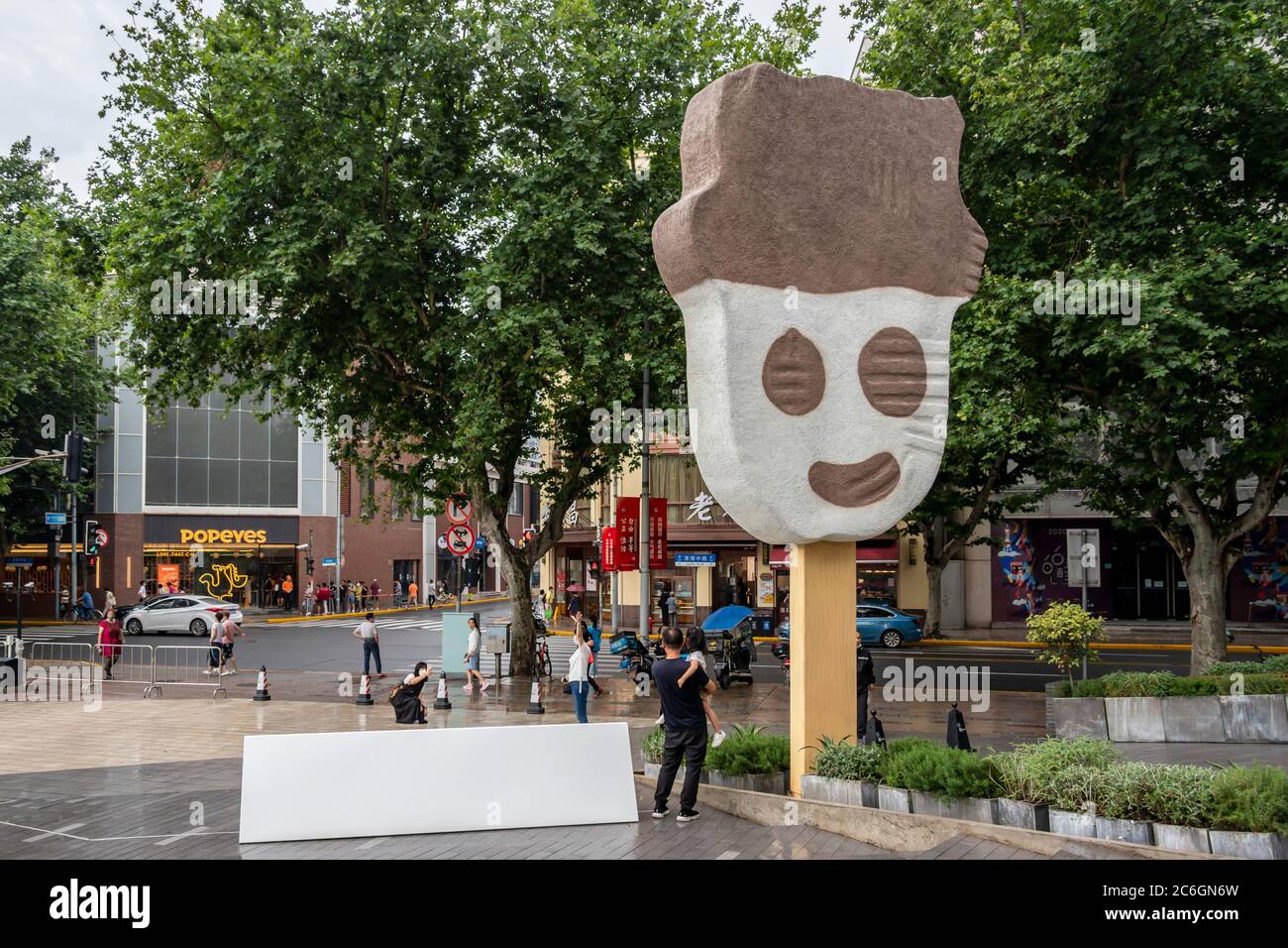 Una gigantesca scultura di gelato alta sei metri è un'immagine vicino a un centro commerciale a Huaihaizhonglu Road a Shanghai, Cina, 16 giugno 2020. Foto Stock