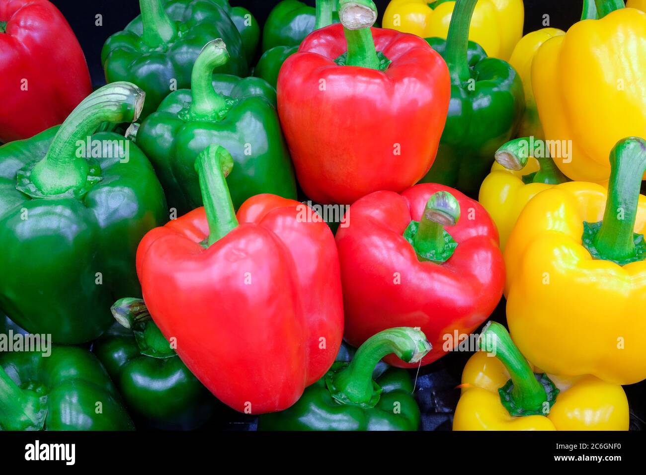 Primo piano peperone verde e giallo fresco (peperoncino o capsicum) Foto Stock