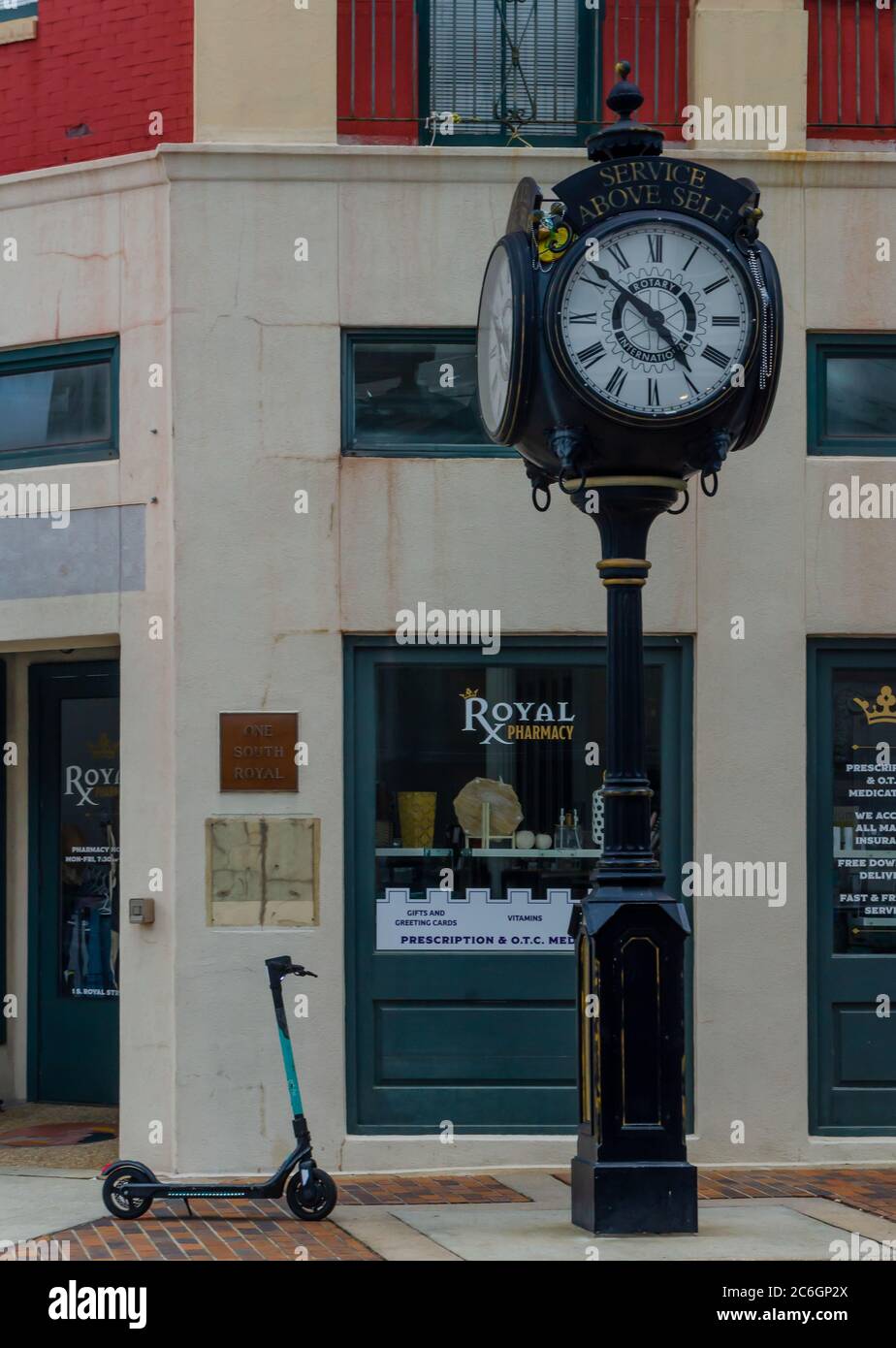 Un orologio a quattro lati è drappeggiato in perle di Mardi Gras all'angolo di Royal Street e Dauphin Street, 3 luglio 2020, a Mobile, Alabama. Foto Stock