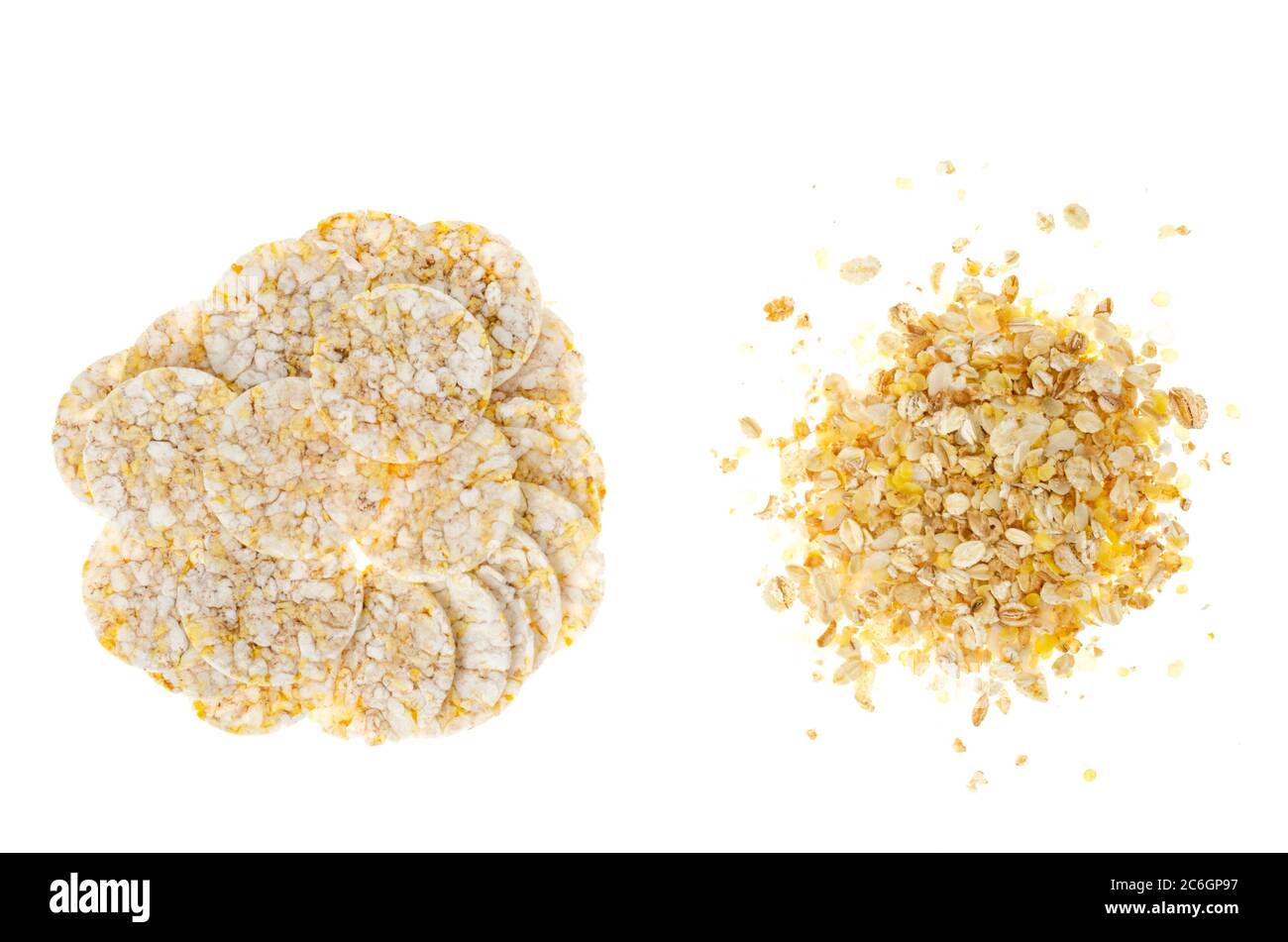 Cracker multi-cereale, concetto di alimentazione sana isolato su bianco. Foto Foto Stock