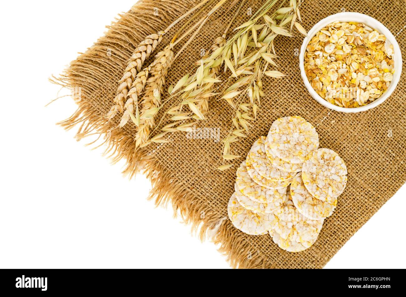Cracker multi-cereale, concetto di alimentazione sana isolato su bianco. Foto Foto Stock