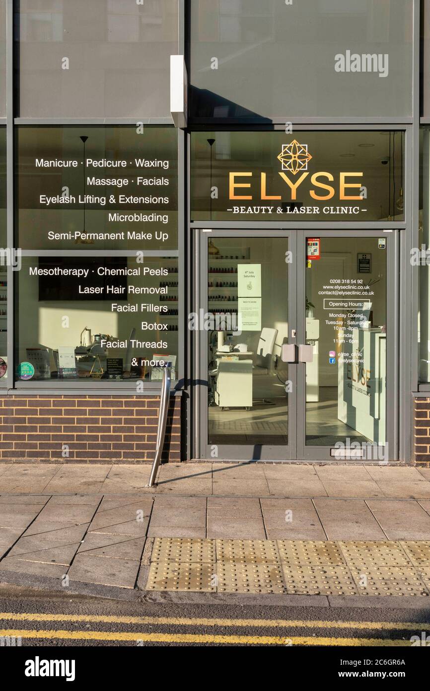 Elyse Beauty e laser clinica visto prima della riapertura. I saloni di bellezza e Nail bar riapriranno il 13 luglio dopo il relax delle restrizioni di blocco Covid-19. Foto Stock