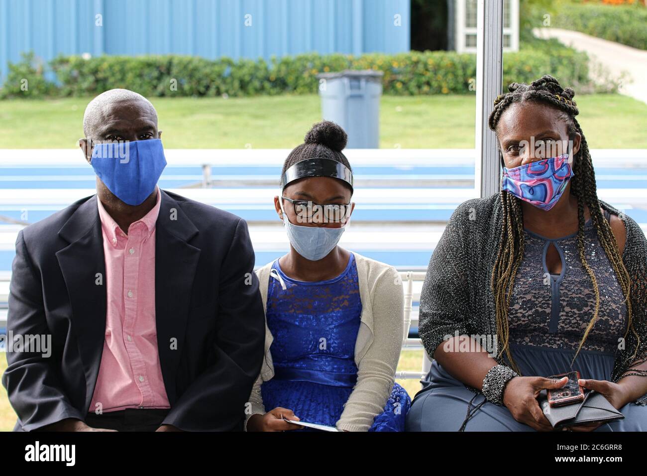 La famiglia nera indossa le maschere durante gli eventi all'aperto per prevenire il Diffusione del virus Corona Foto Stock