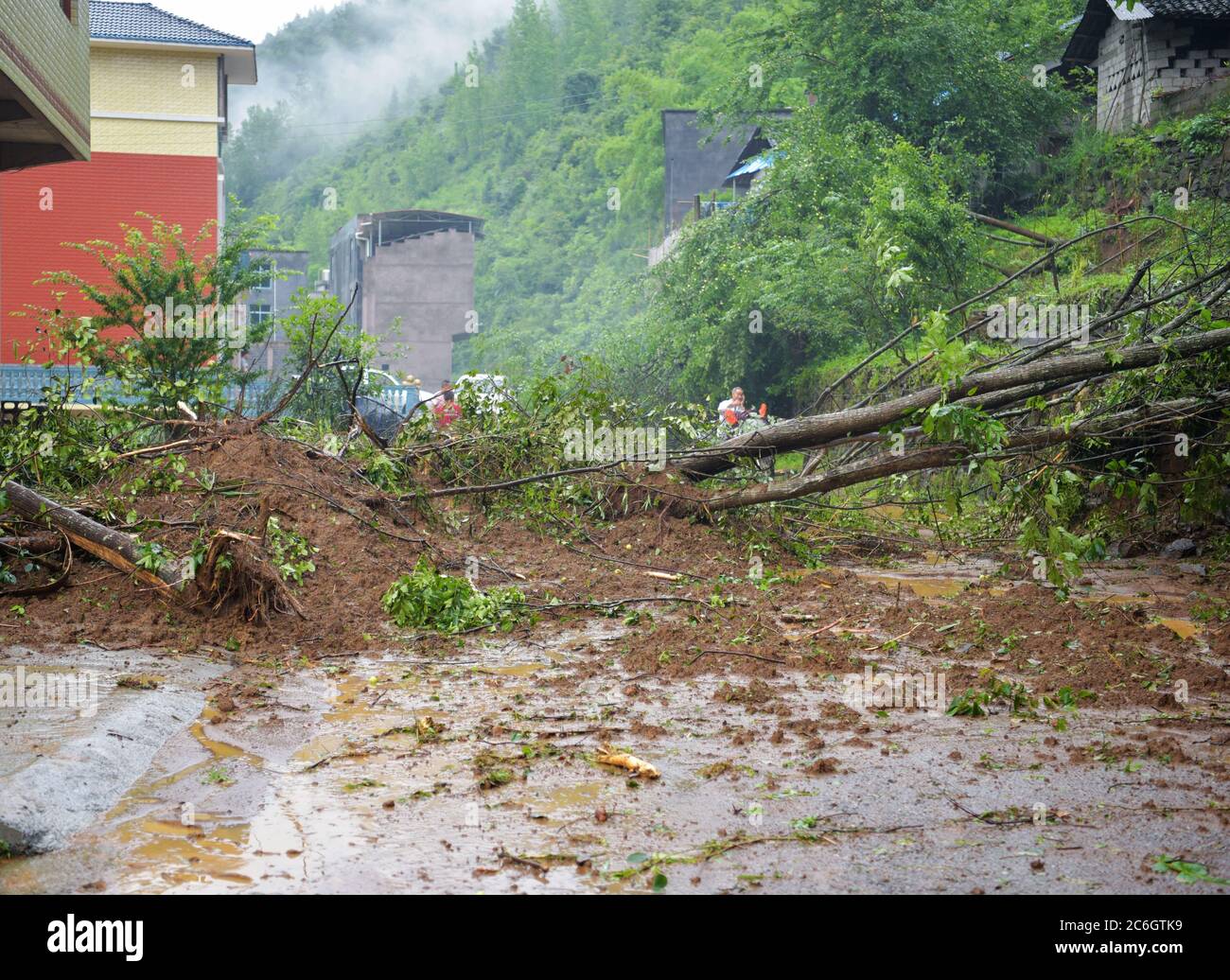 Dopo giorni di tempesta, la città di Tonggu è stata parzialmente allagata, i campi di mais e le strade principali sono stati danneggiati, che deve essere stato profondo 1 metro, Youyang Co Foto Stock