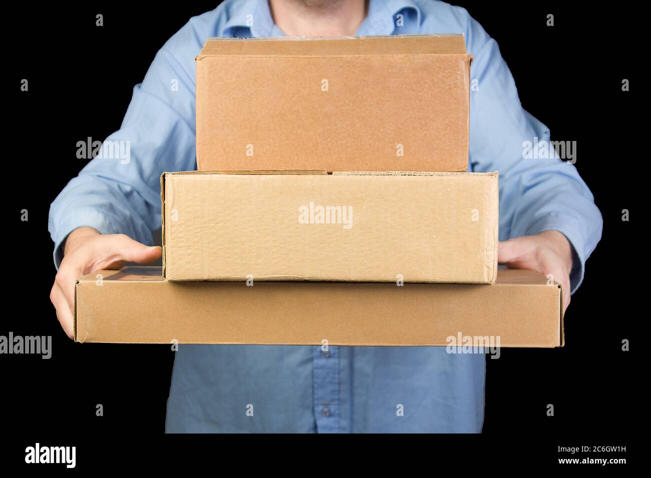 Uomo in camicia blu contiene tre scatole di cartone. Consegna di merci da negozi online. Foto Stock