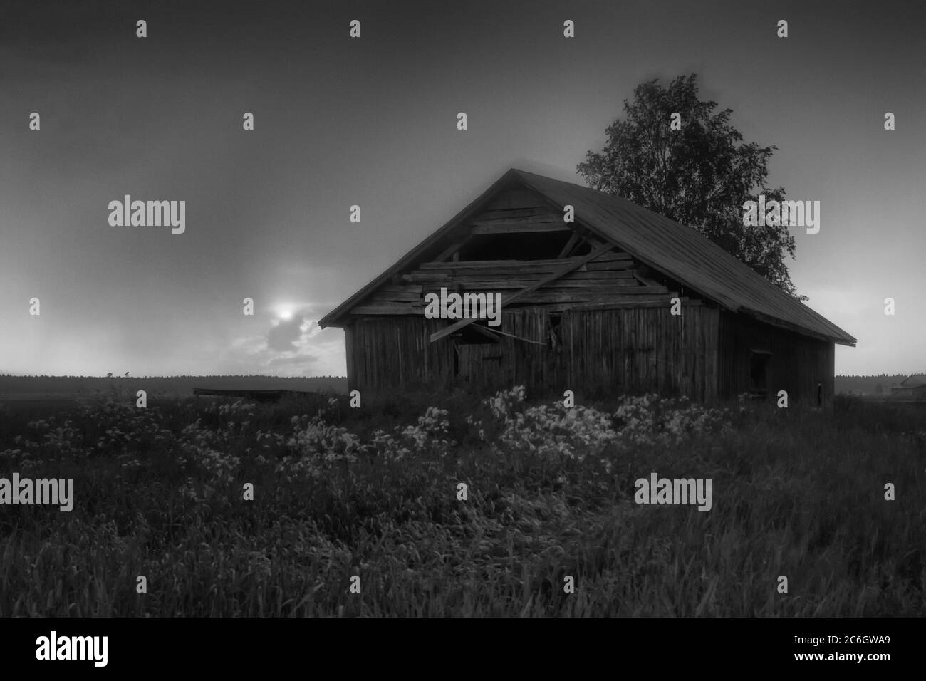 Il sole di mezzanotte si tramonta appena per risorgere la notte di metà estate nella Finlandia settentrionale. Foto Stock