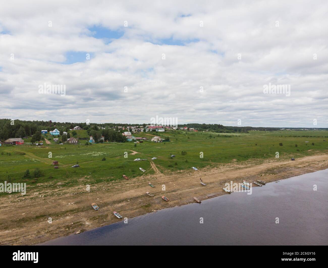 Villaggio russo settentrionale sulle rive di un grande fiume. Russia, regione di Arkhangelsk, il villaggio di Rakula Foto Stock
