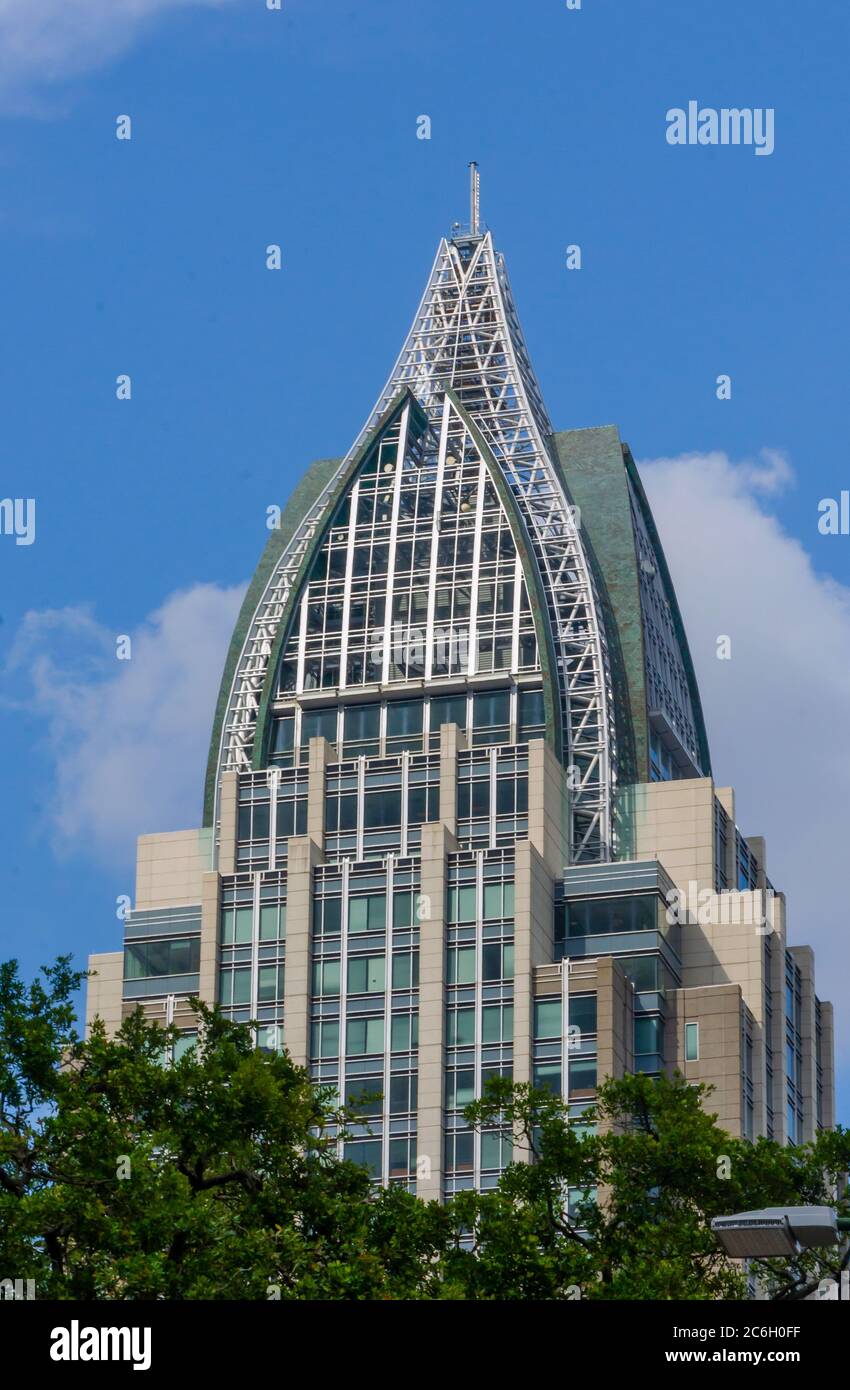 La RSA Battle House Tower è stata raffigurata, il 3 luglio 2020, a Mobile, Alabama. Con i suoi 745 metri circa, la RSA Tower è l'edificio più alto dell'Alabama. Foto Stock