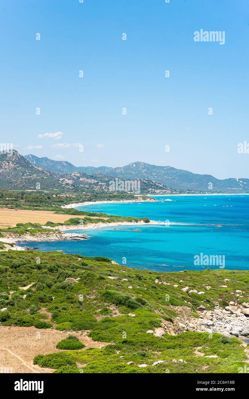 Mar Mediterraneo e Costa dell'Isola d'Italia Sardegna. Paesaggio panoramico. Concetto estivo. Vista dal Monte Turno sulle spiagge della Costa Rei. Foto Stock